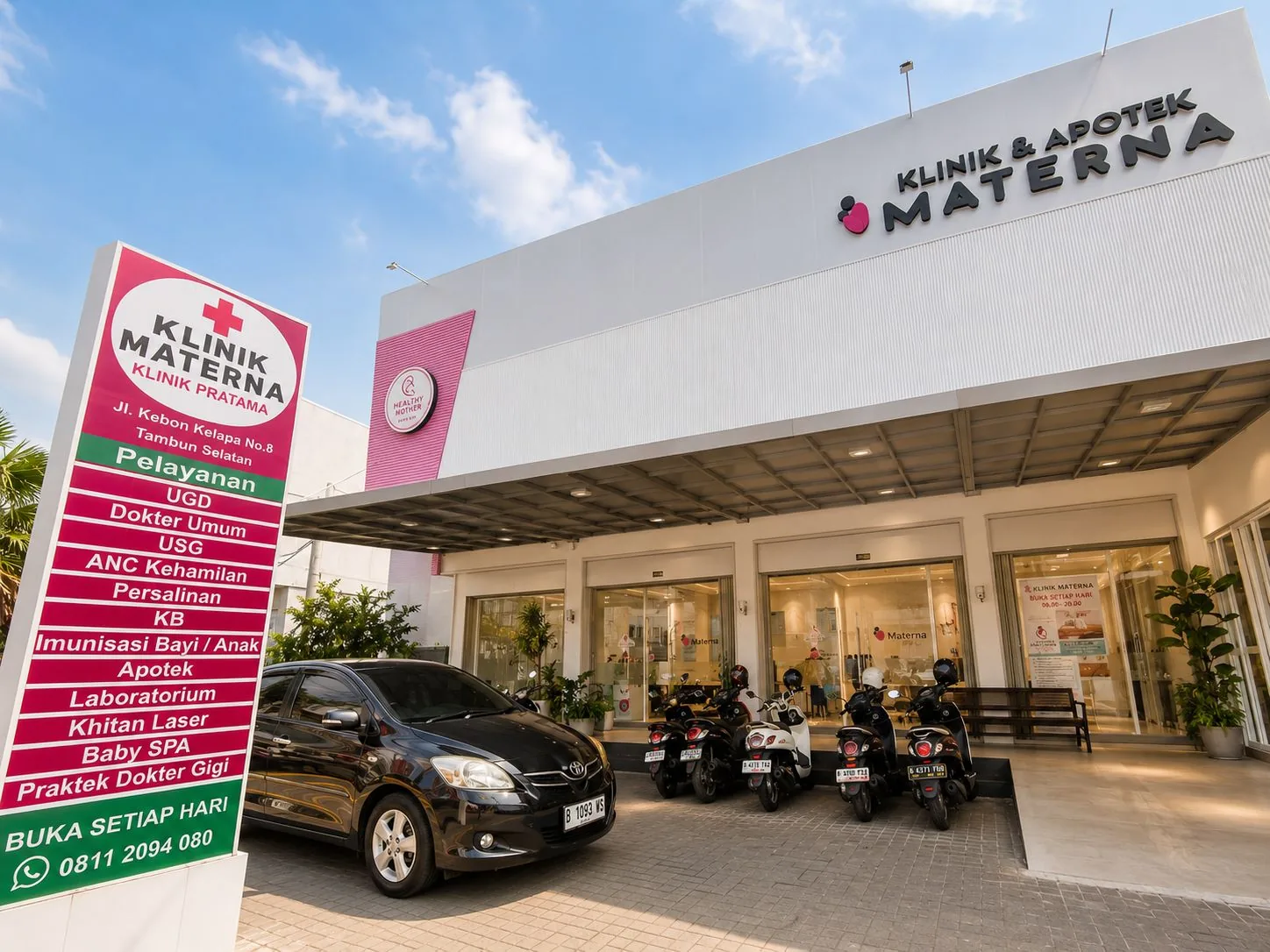 Tampak depan Klinik dan Apotek Materna